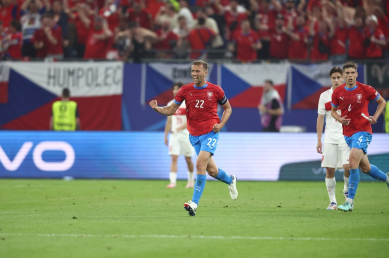 欧洲杯历史上最多黄牌与红牌！捷克队长绍切克批评裁判：他的自大影响了比赛结果